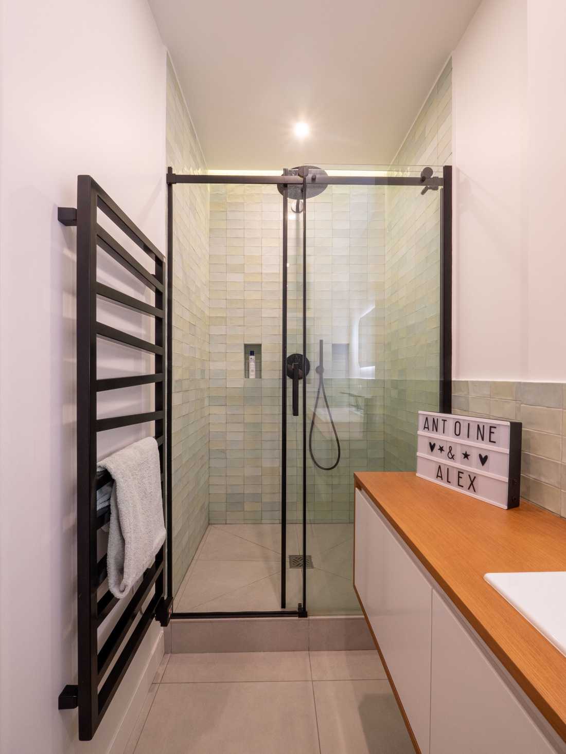 Salles de bains avec cabinet de douche et porte vitrée
