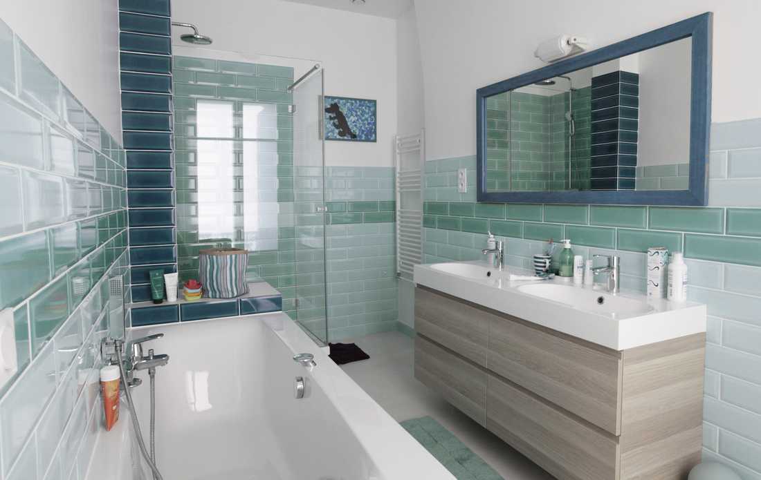 Salle de-bain aux couleurs vert et turquoise aménagée par un architecte d'intérieur
