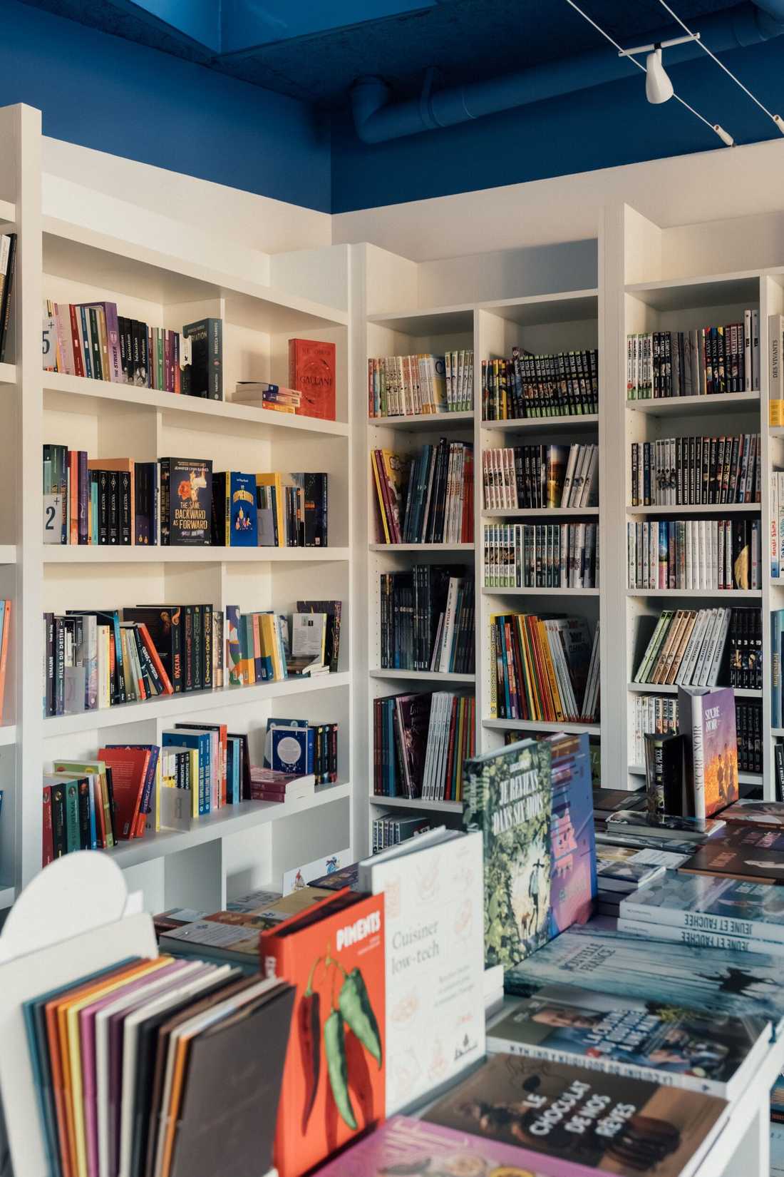 Aménagement d'une librairie à Paris 15 - Linéaires blancs en angle