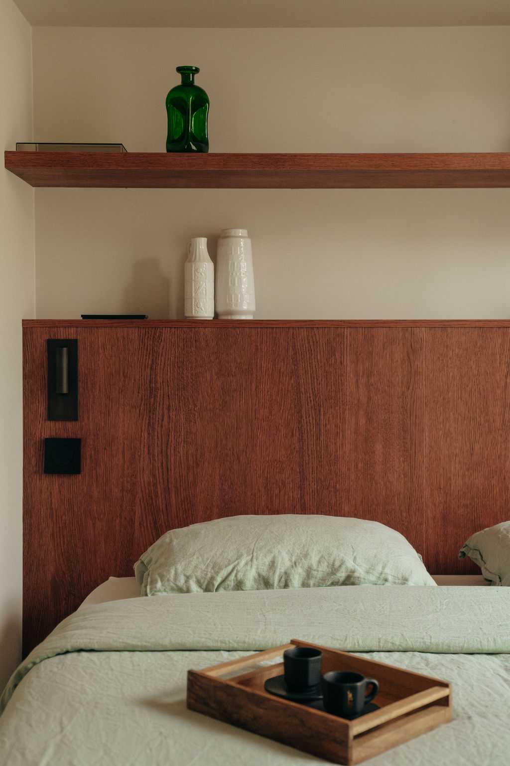 Restructuration d'un appartement à Paris 17 - la tête de lit en bois et son étagère