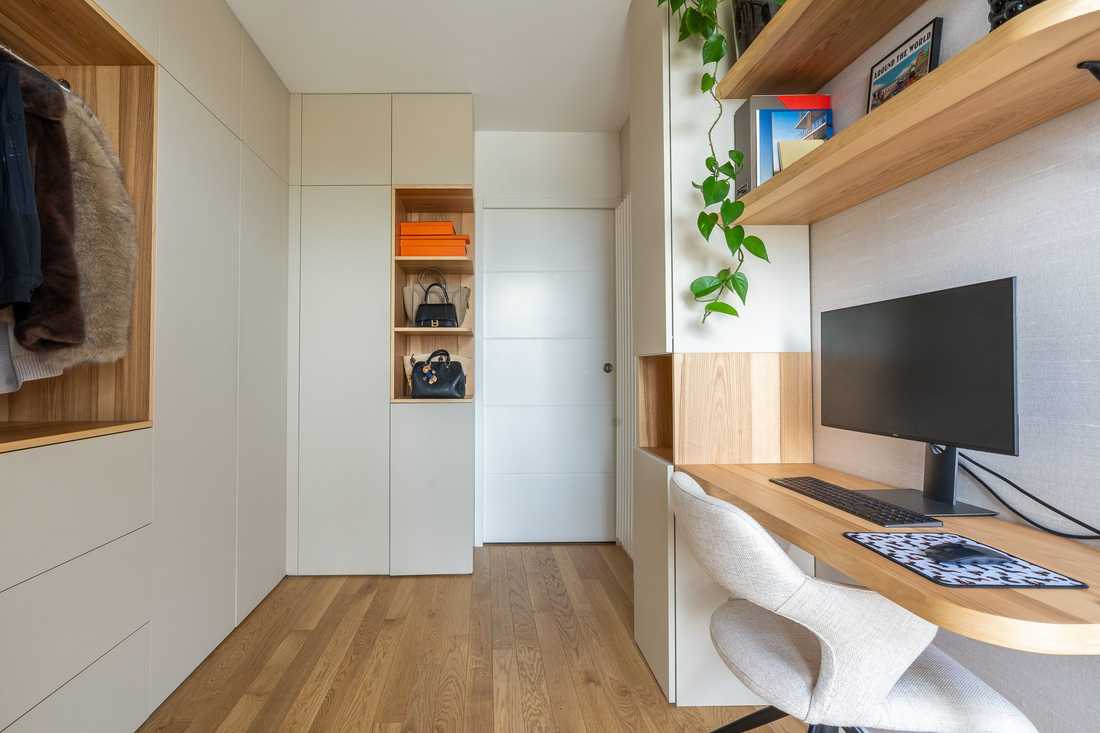 Dressing-bureau sur mesure de la suite parentale, en frêne massif et teinte beige rosé