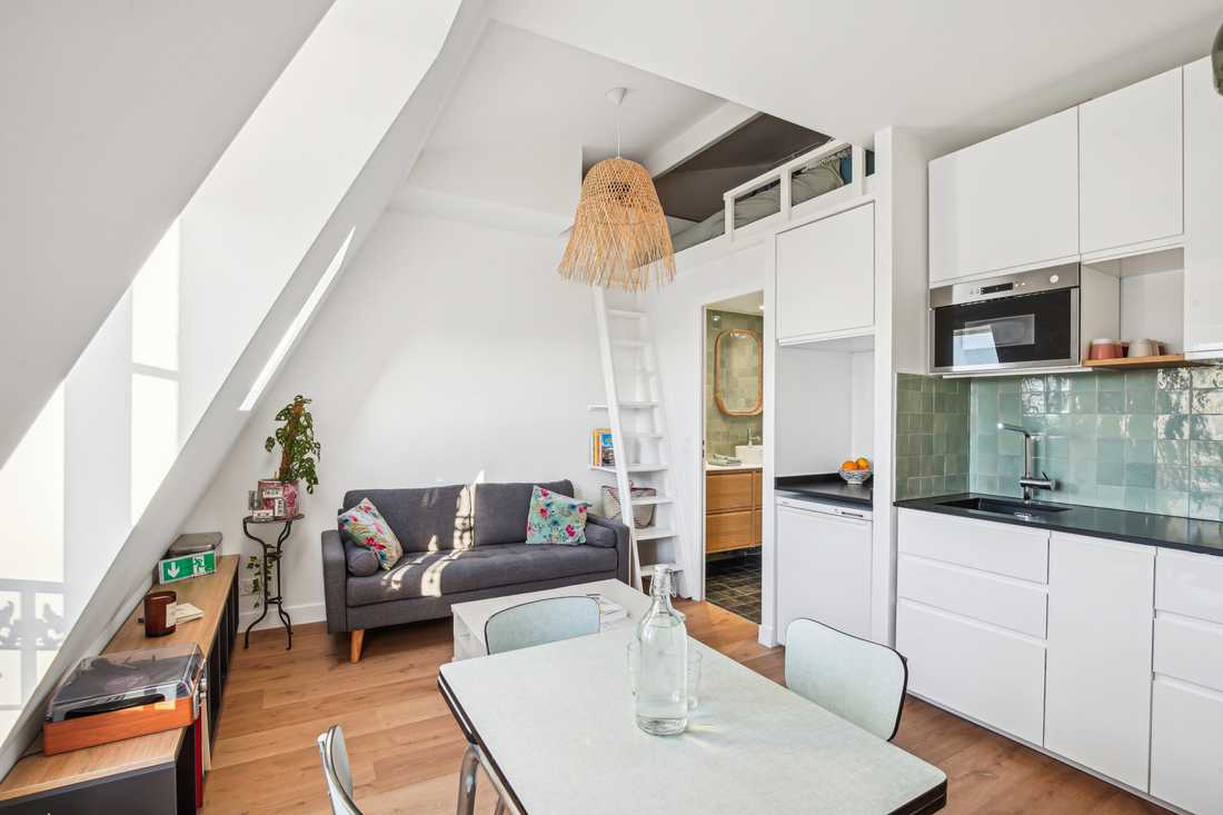 lit-mezzanine-au-dessus-salle-de-bain
