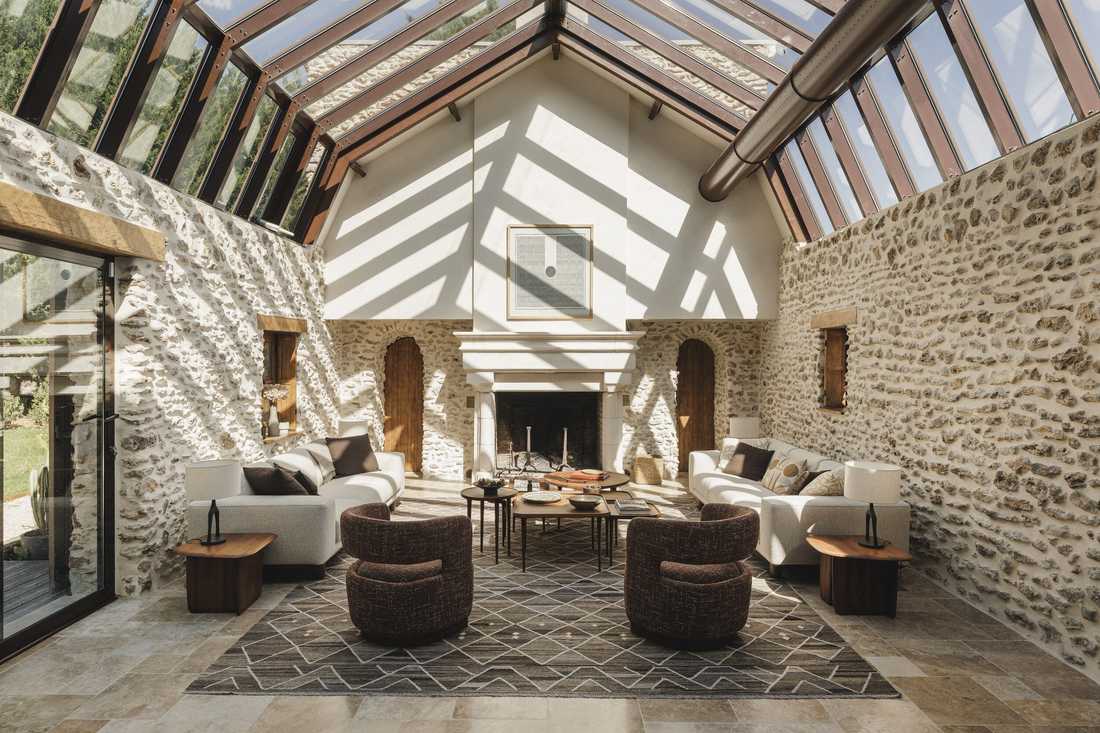 Rénovation complète d’une longère au cœur de la forêt - un séjour couvert d'une verrière de toit dans l'ancienne grange