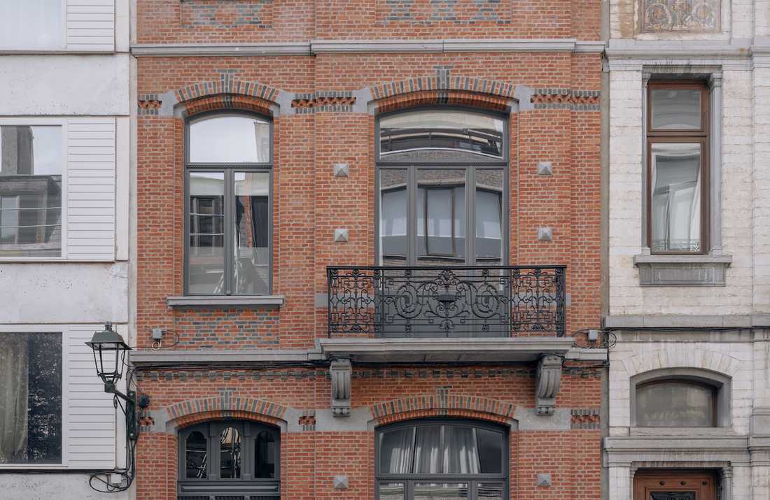 Rénovation complète maison de maître - façade extérieure en brique depuis la rue