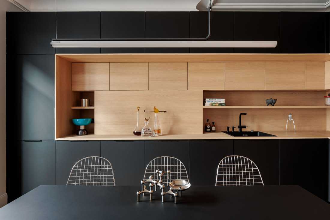 Cuisine-aménagée par un architecte dans un appartement haussmannien