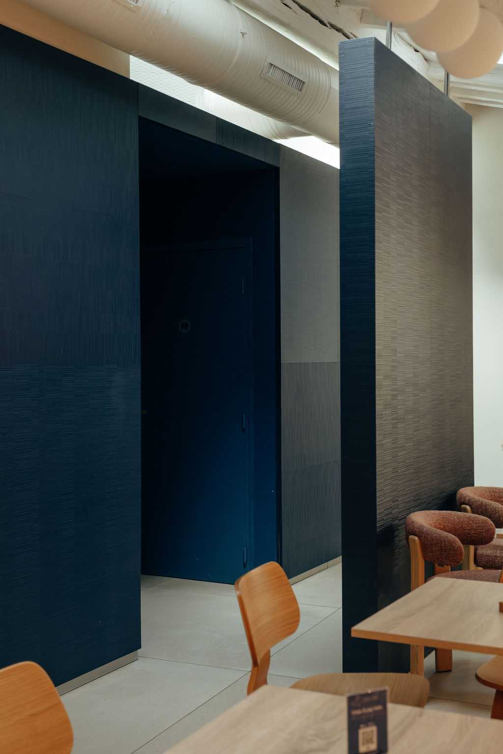 Bloc cuisine et sanitaires habillé d'un revêtement bleu, aménagement par un architecte d'intérieur in Paris