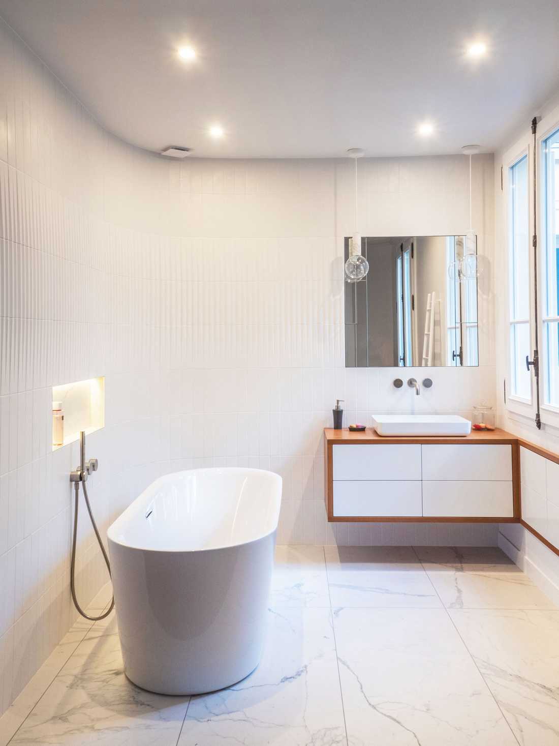 Salle de bains avec baignoire et marbre blanc