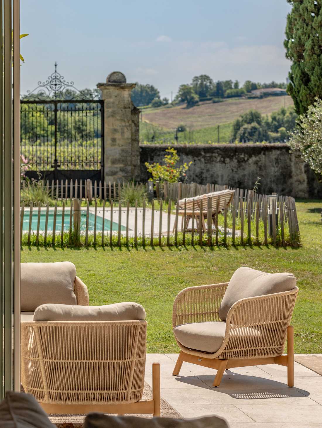 Aménagement paysager du jardin d'un chateau avec piscine en Ile de France