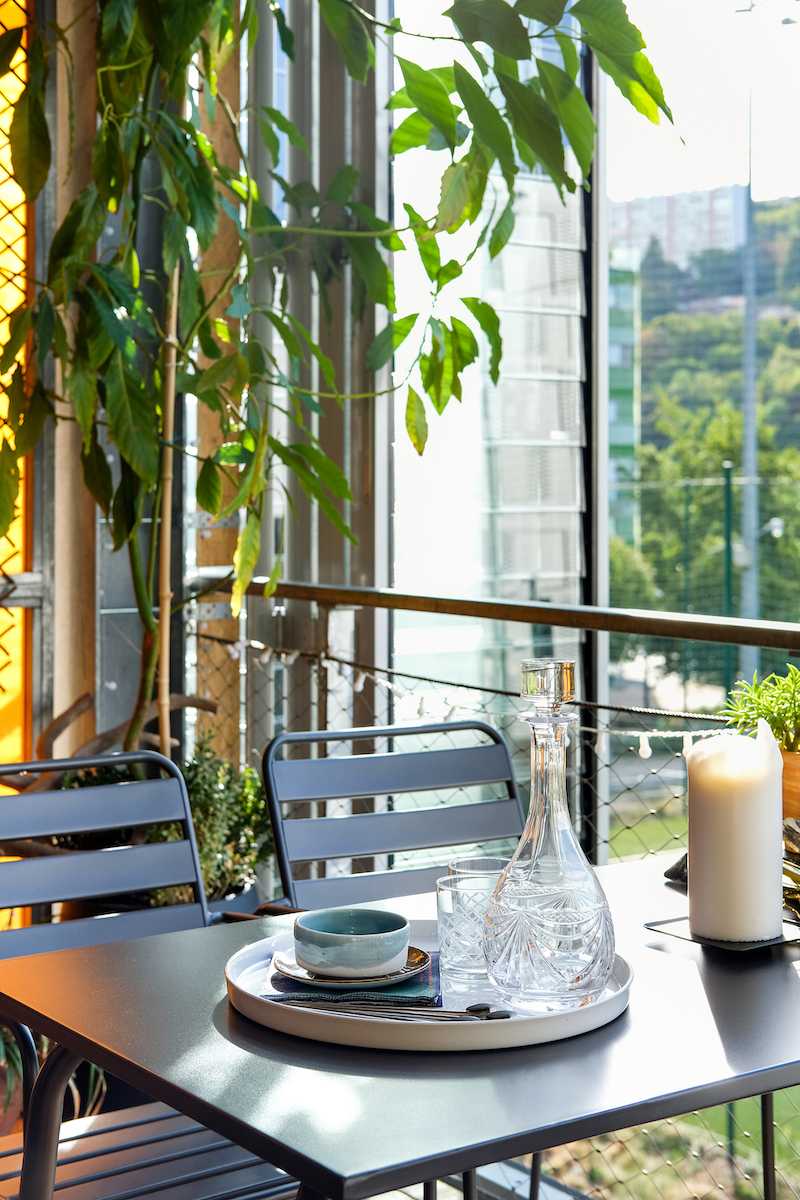 Optimisation et végétalisation d'une petite terrasse - le coin repas avec table pour 4 personnes