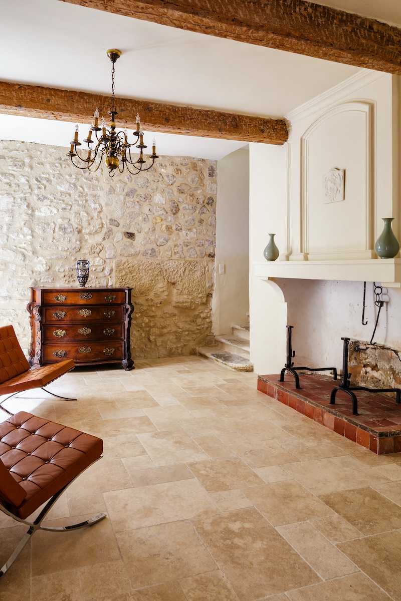 Rénovation intérieure d'une villa provençale - le salon avec fauteuils type Chesterfield