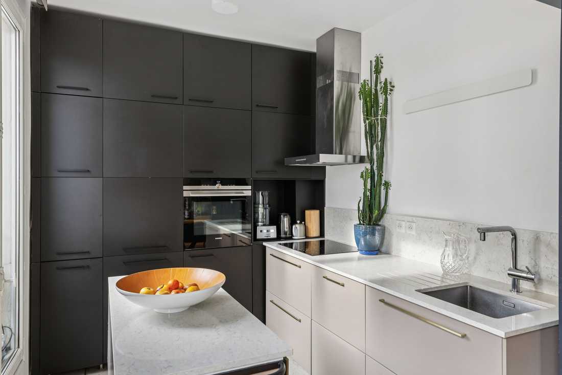 Cuisine contemporaine dans un duplex à Paris
