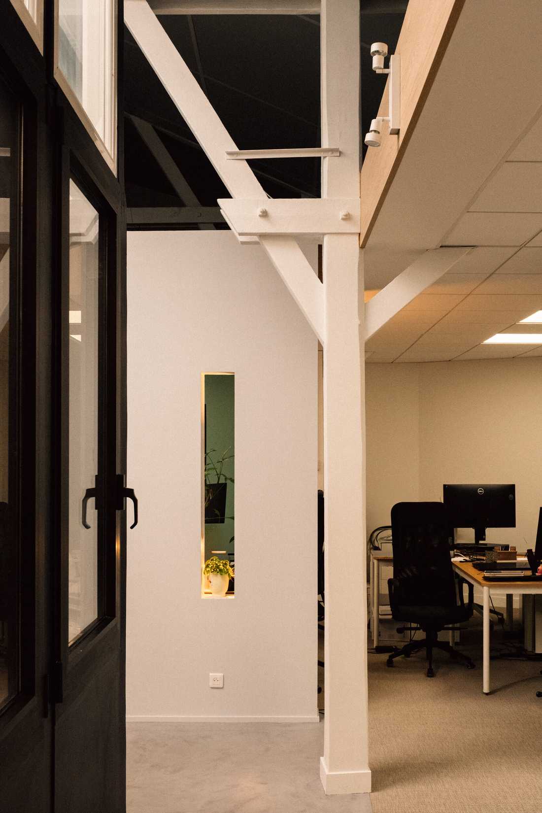 Aménagement du siège social d'une startup - Cloison ajourée, charpente blanche et bureaux