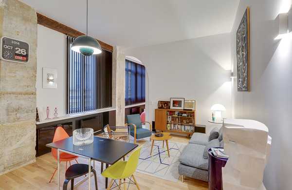Ce studio type loft est transformé en appartement 3 pièce par un architecte à Paris