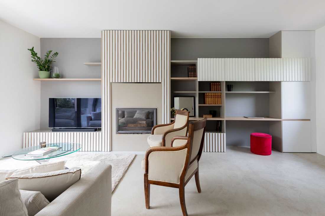 Agenement sur mesure avec cheminée, meuble TV et bibliothèque dans le salon de la maison