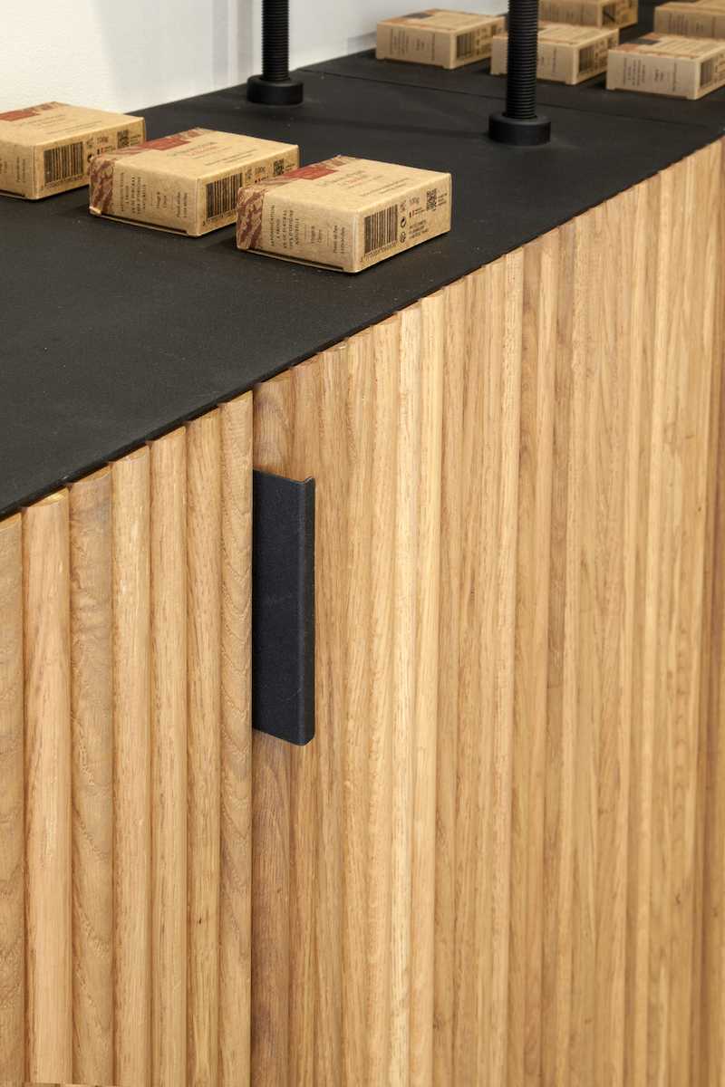 Création d'un concept store beauté et bien-être -  présentoir en bois avec panneau noir