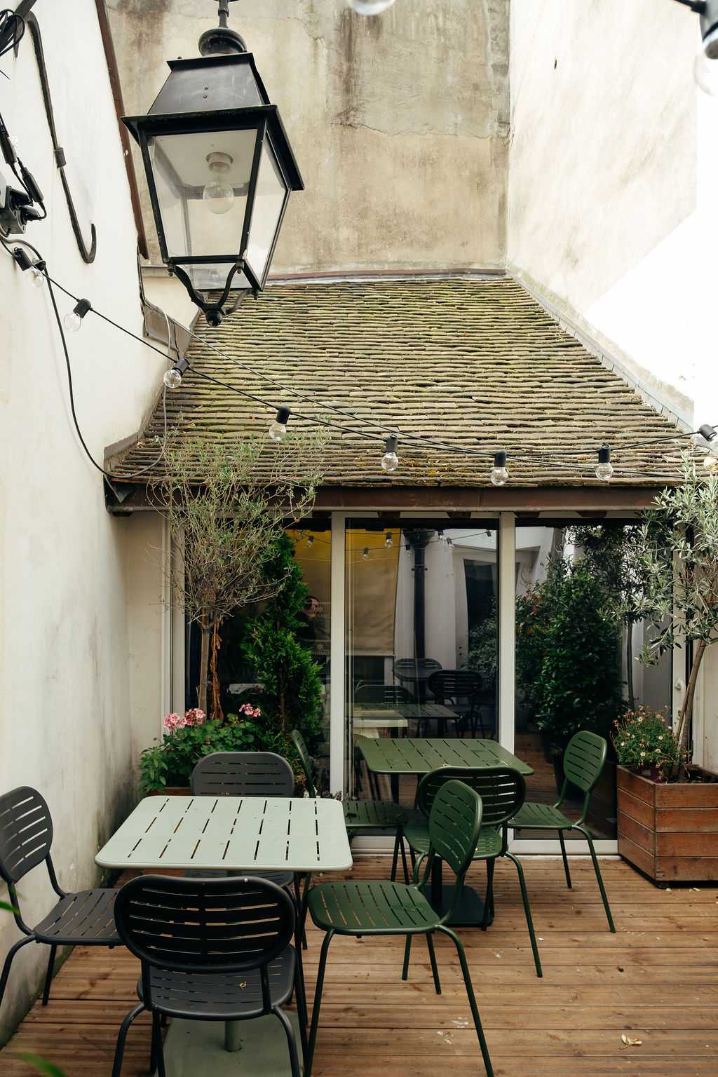 Terrasse et cour privative aménagées pour la clientèle du restaurant