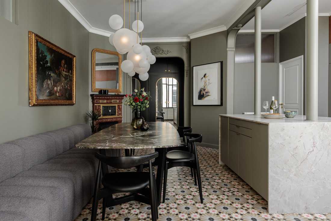 Cuisine américaine dans un appartement haussmannien contemporain