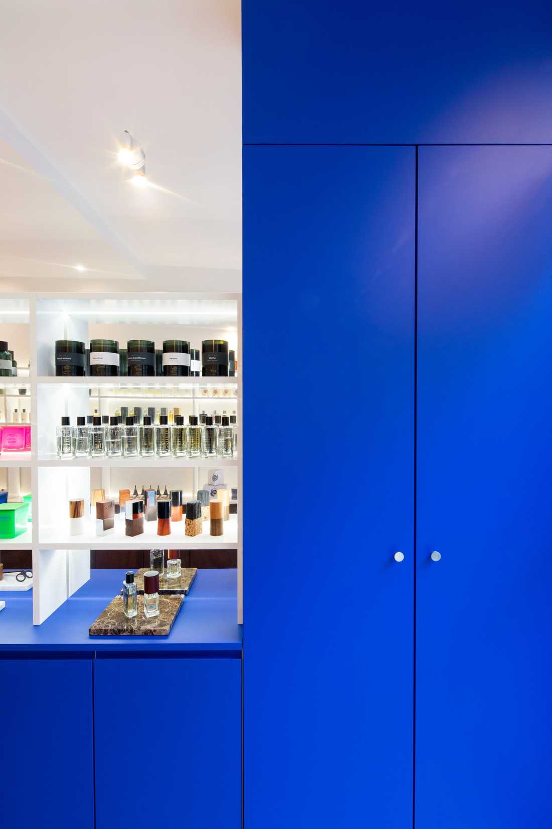 Mobilier sur mesure et miroirs dans l'agencement d'une boutique parisienne