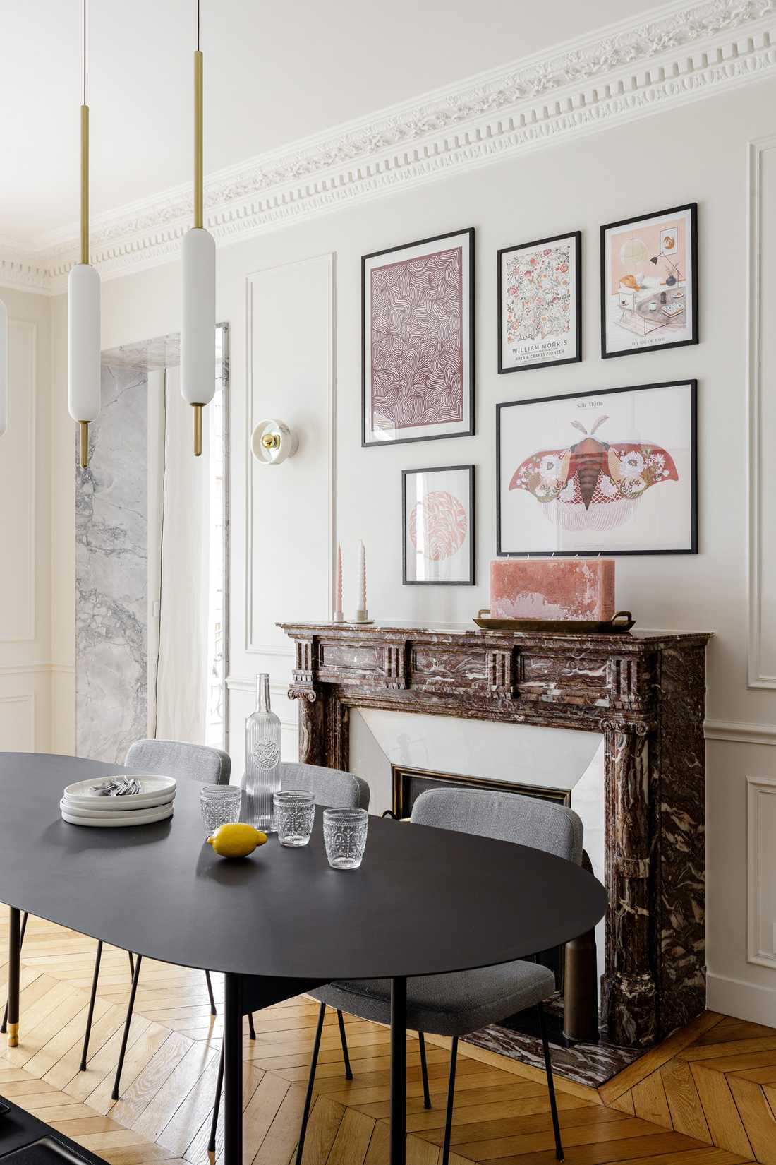 Cheminée traditionnelle dans une cuisine contemporaine