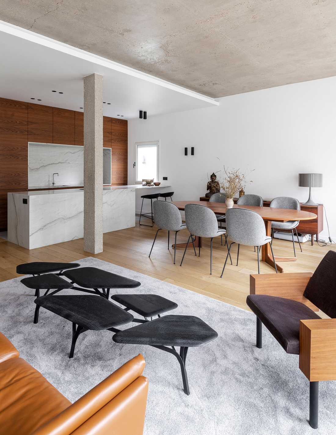 Salon d'un appartement acheté en VEFA après les travaux d'aménagement par un architecte d'intérieur à Paris