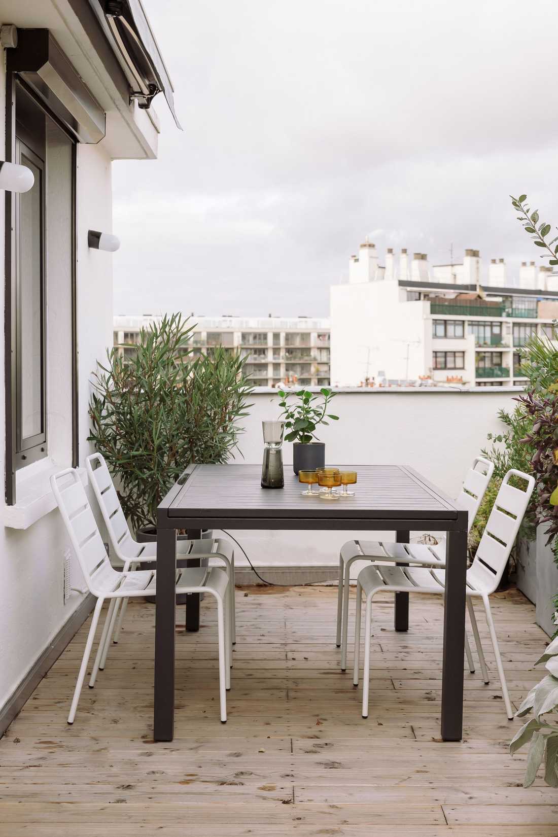Coin repas sur la terrasse de l'appartement à Paris