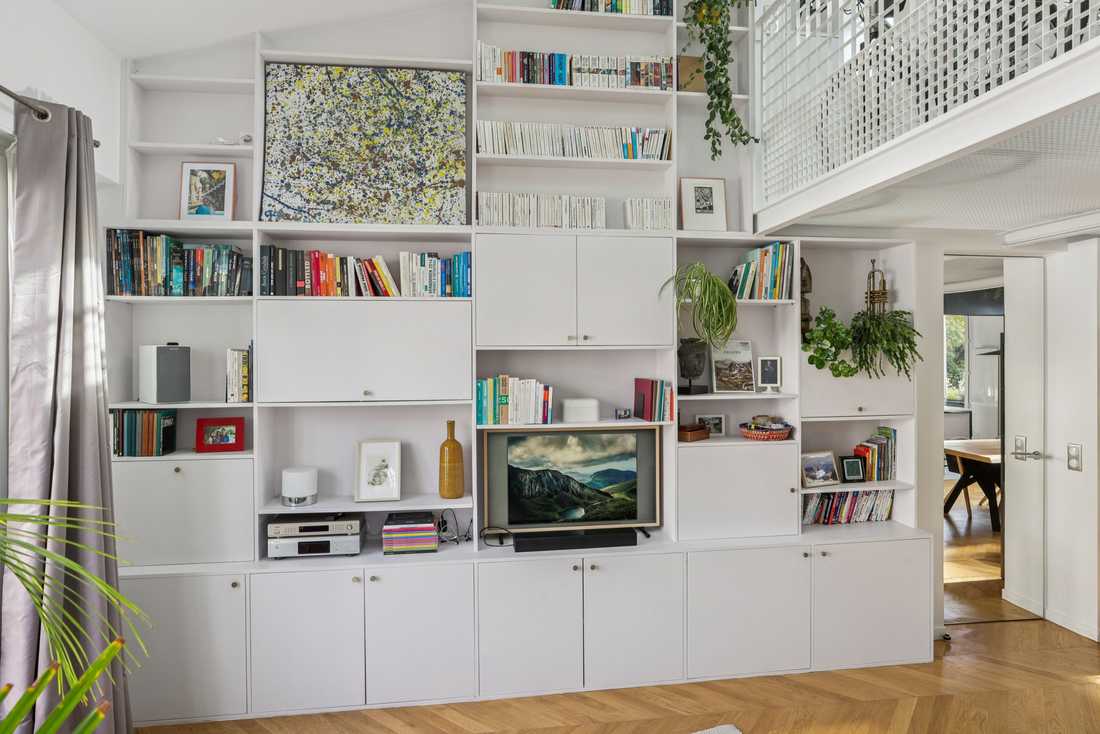 Meuble TV sur mesure conçu par un architecte d'intérieur dans le cadre de la rénovation d'un duplex