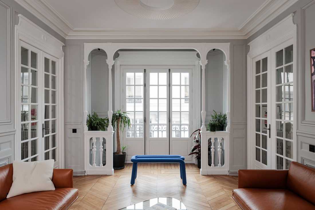 Séjour d'un appartement haussmannien de 80m2 aménagé par un architecte d'intérieur