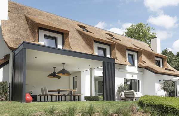 Un architecte d’intérieur et un paysagiste aménage la terrase, la pool house et la piscine à débordement d'une ville à Paris.