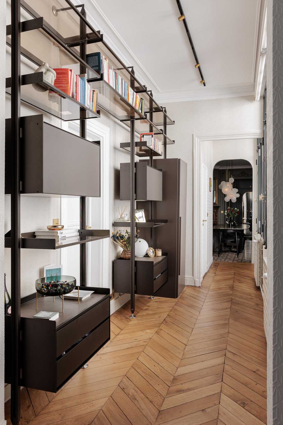 Couloir avec bibliothèque suspendue