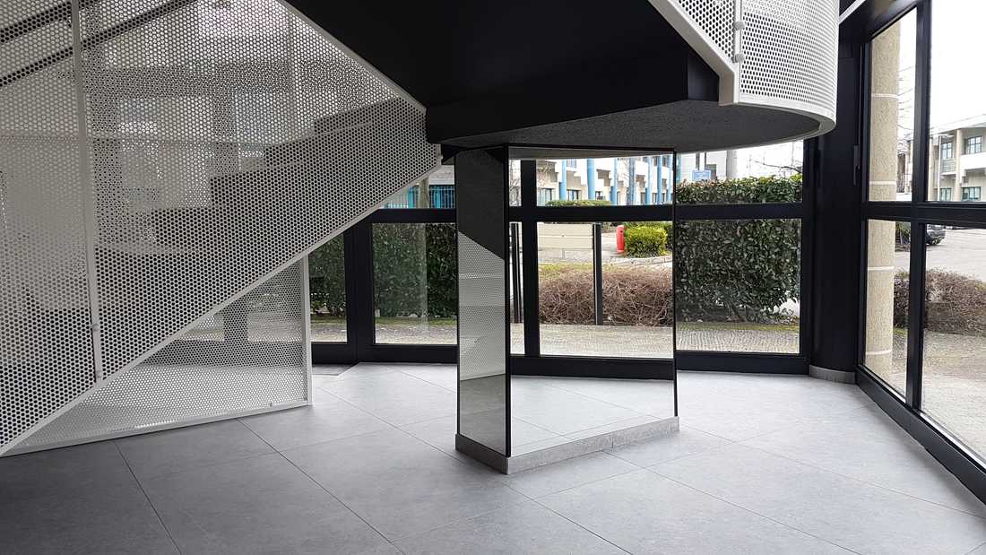 Escalier du lobby aménagé par un architecte spécialiste de l'architecture commerciale à Paris