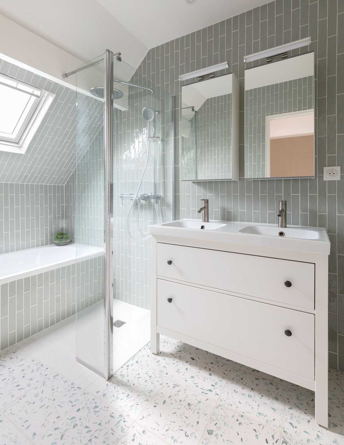 Salle de bains sous les combles avec zelliges et carrelage terrazzo 