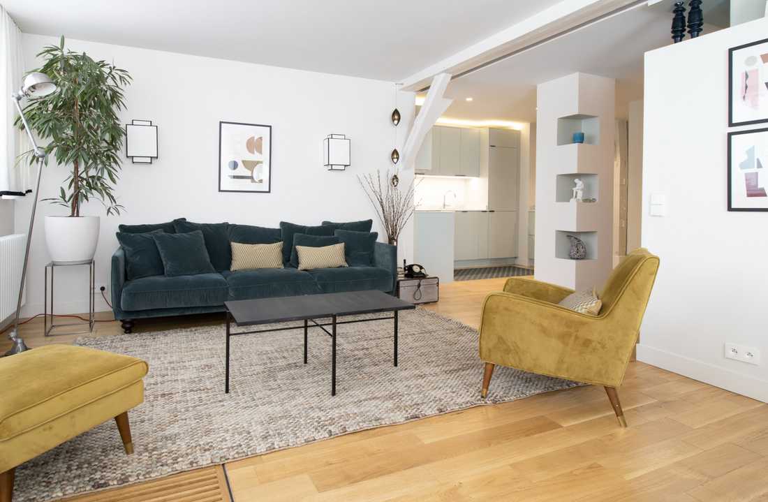 Espace séjour avec canapé vert velours AM.PM