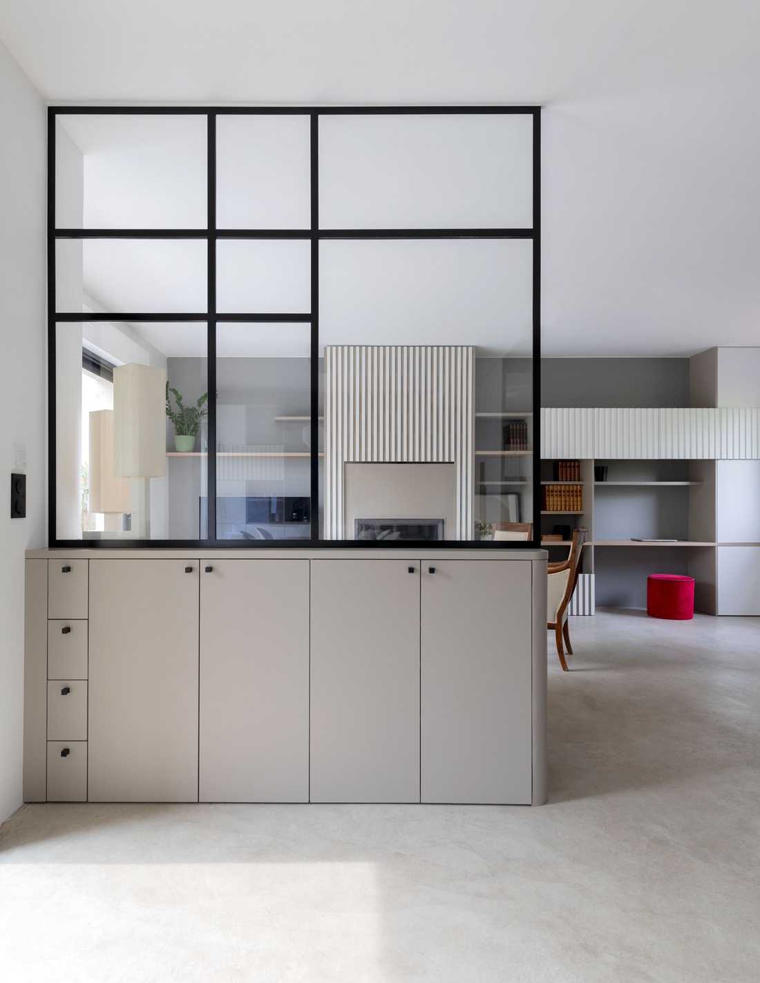 Rénovation d’une maison familiale à Meudon - la verrière acier et le meuble de rangement de l'entrée