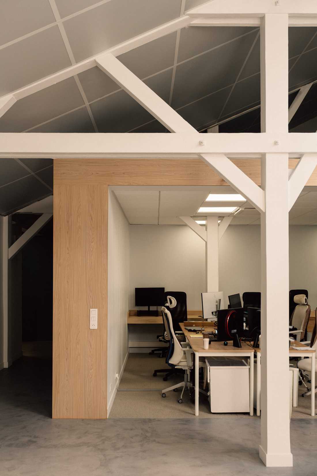 Aménagement du siège social d'une startup - Charpente blanche, insert en chêne et postes de travail