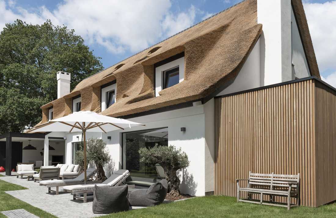 Rénovation d'une villa au toit de chaume à Paris