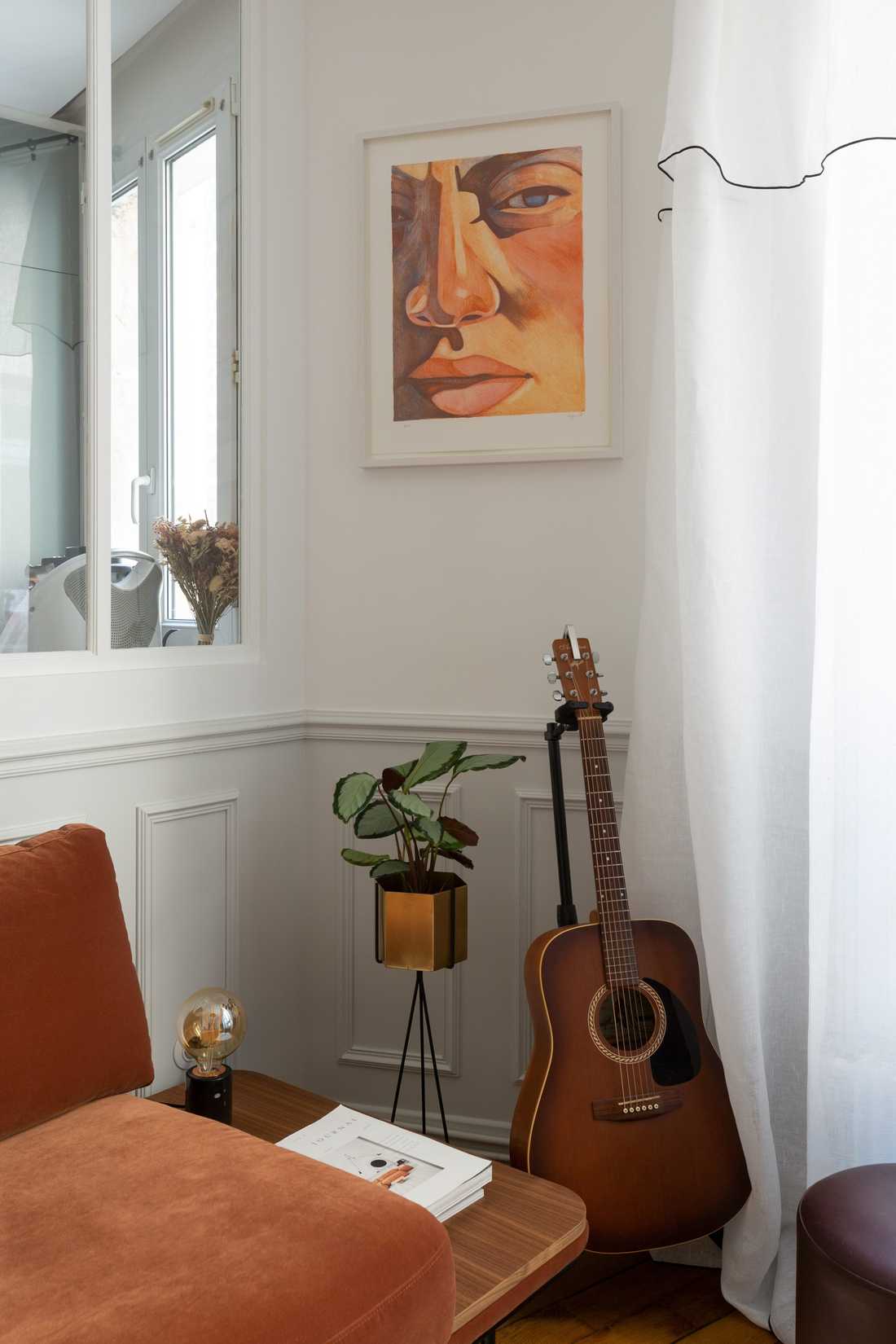 Moulures et verrière du salon d'un appartement haussmannien dans le 5e arrondissement de Paris