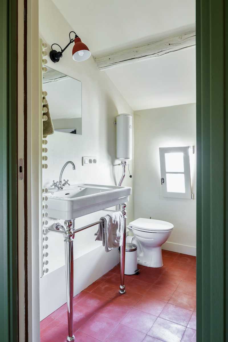 Rénovation intérieure d'une villa provençale - salle d'eau avec grand miroir