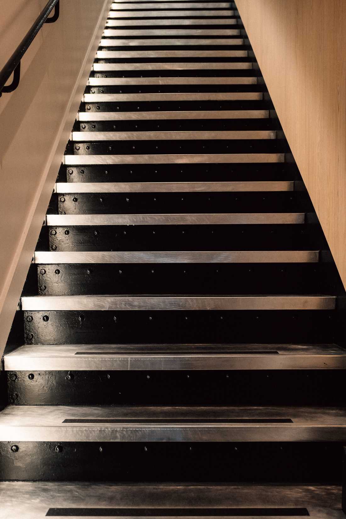 Aménagement du siège social d'une startup - Escalier en aluminium brossé noir et bois