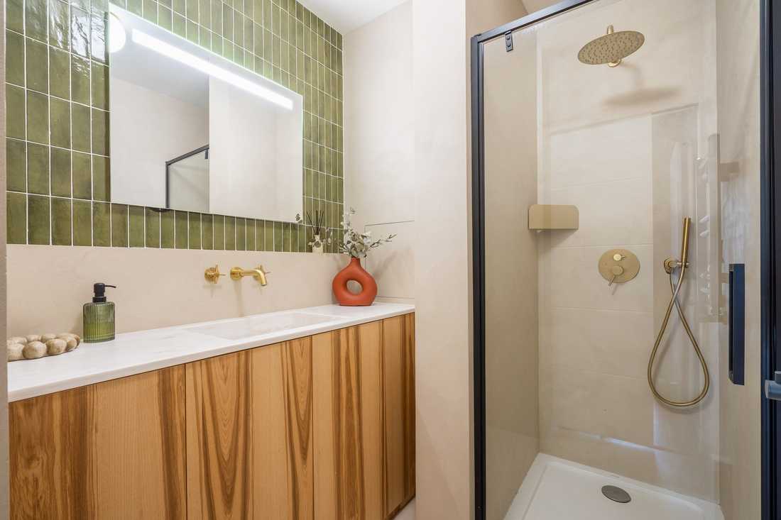 Salle de douche avec zellige vert kaki