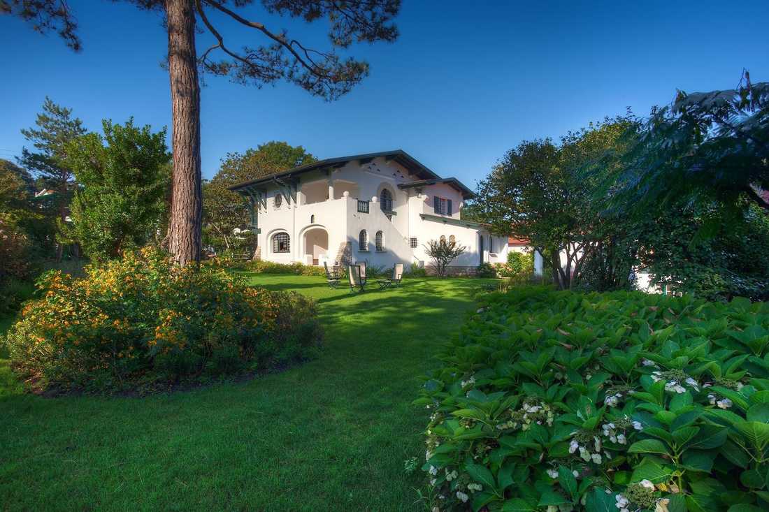 Aménagement paysager autour d'une maison basque - vue sur le jardin - plan large