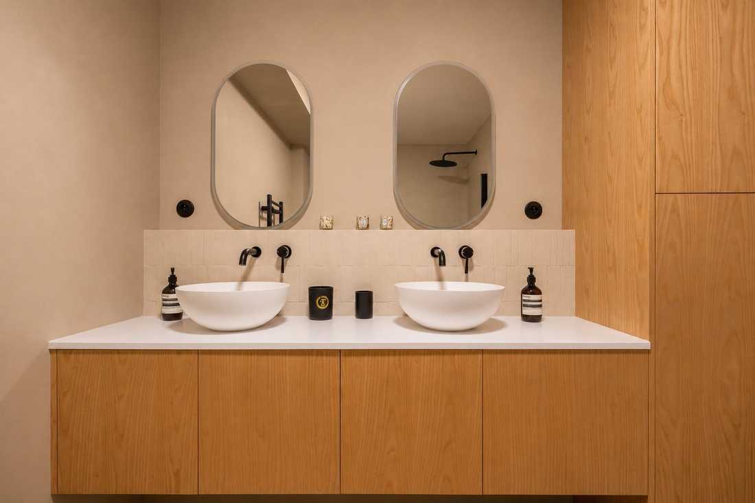 Meuble double vasque en bois, miroirs ovales et crédence en carreaux artisanaux