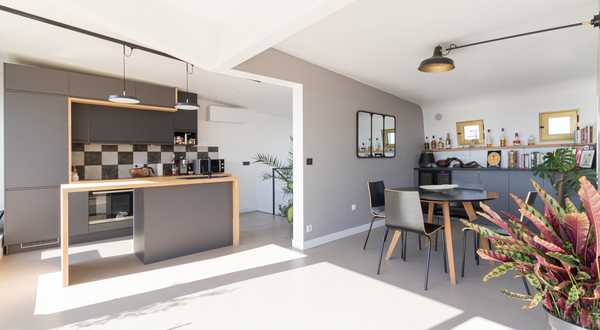 Avant-après de l'aménagement et la modernisation d'un appartement en duplex avec terrasse par un architecte d'intérieur à Paris.