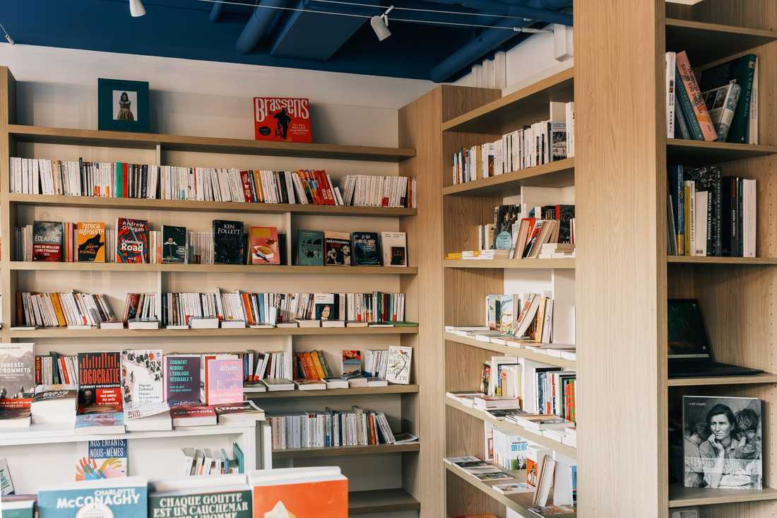 Aménagement d'une librairie à Paris 15 - Linéaires muraux en bois et étagères sur mesure