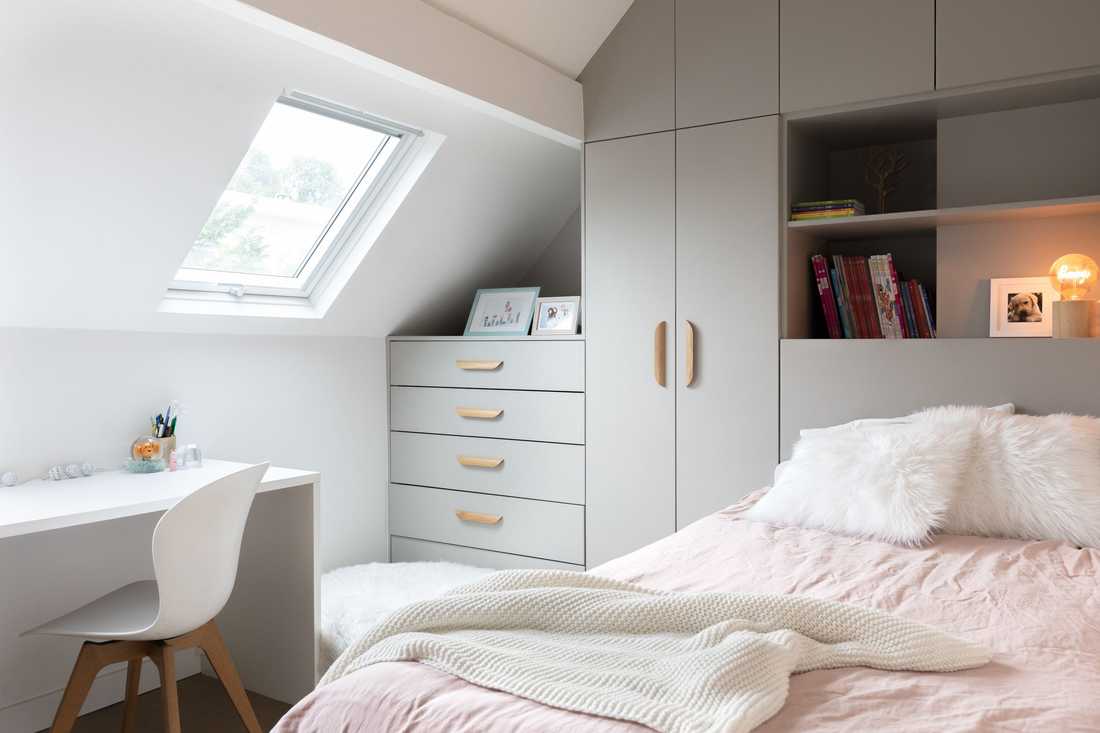 Rénovation d’une maison familiale à Meudon - la chambre d'enfant avec rangements sous les combles
