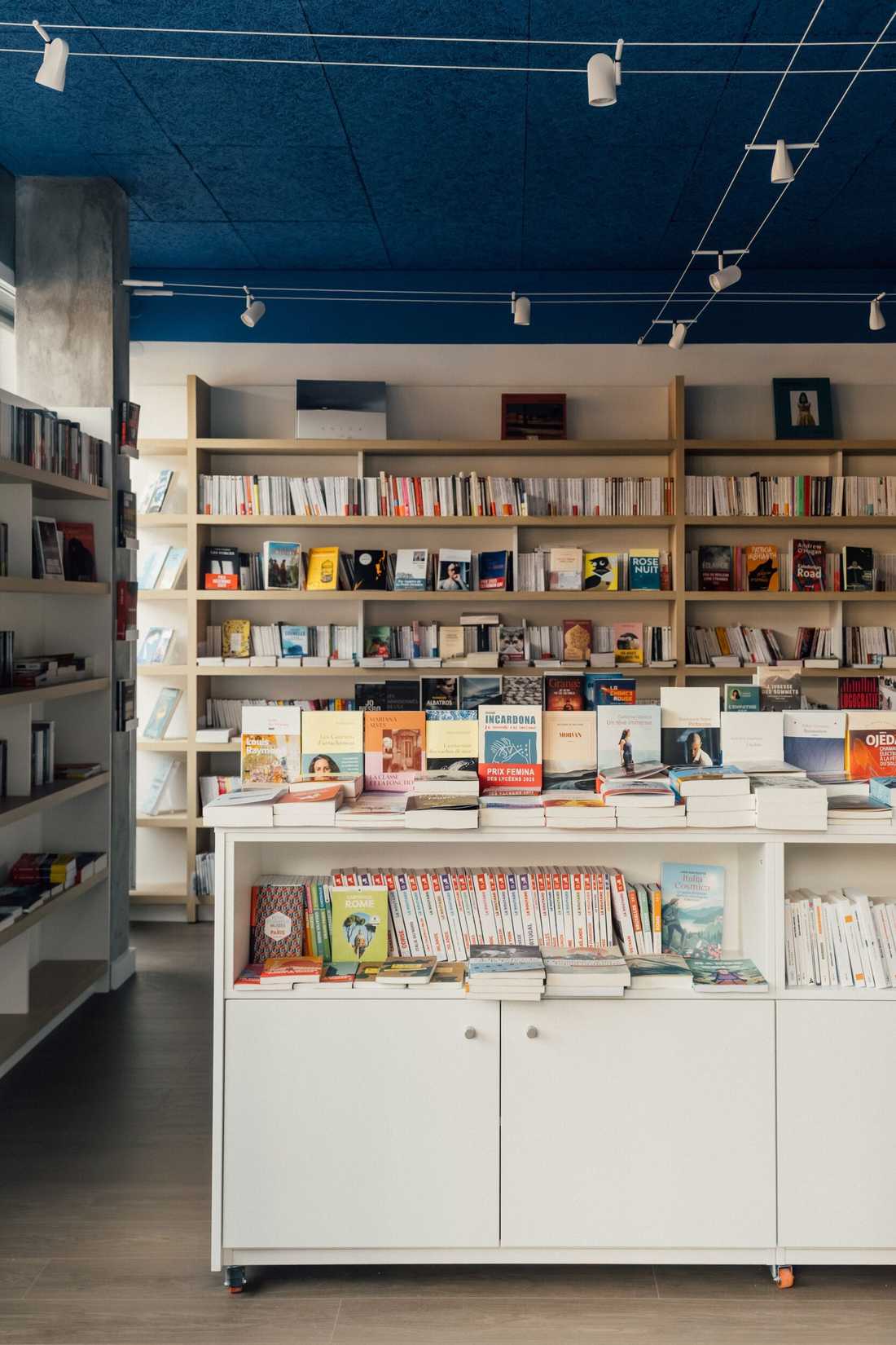 Aménagement d'une librairie à Paris 15 - Îlot central blanc et linéaire mural