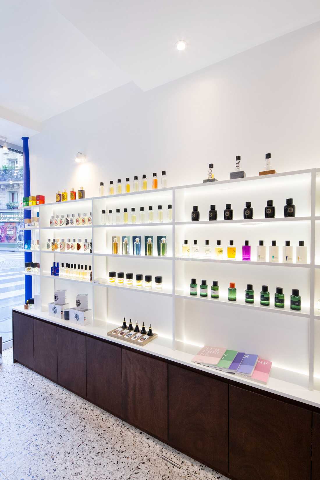 Présentoirs sur mesure en bois teinté dans une parfumerie à Paris