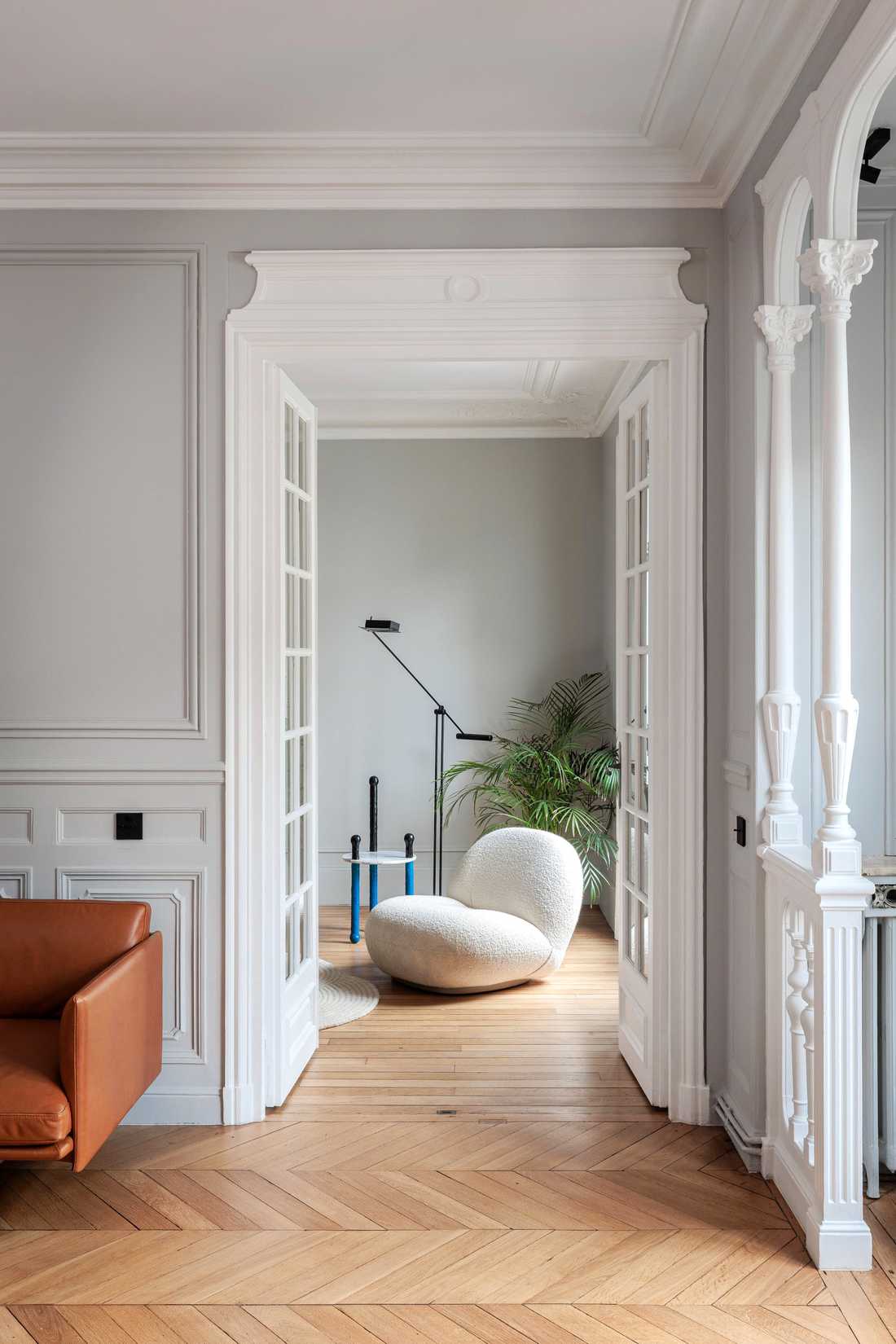 Circulation dans un petit appartement haussmannien optimisé par un architecte d'intérieur