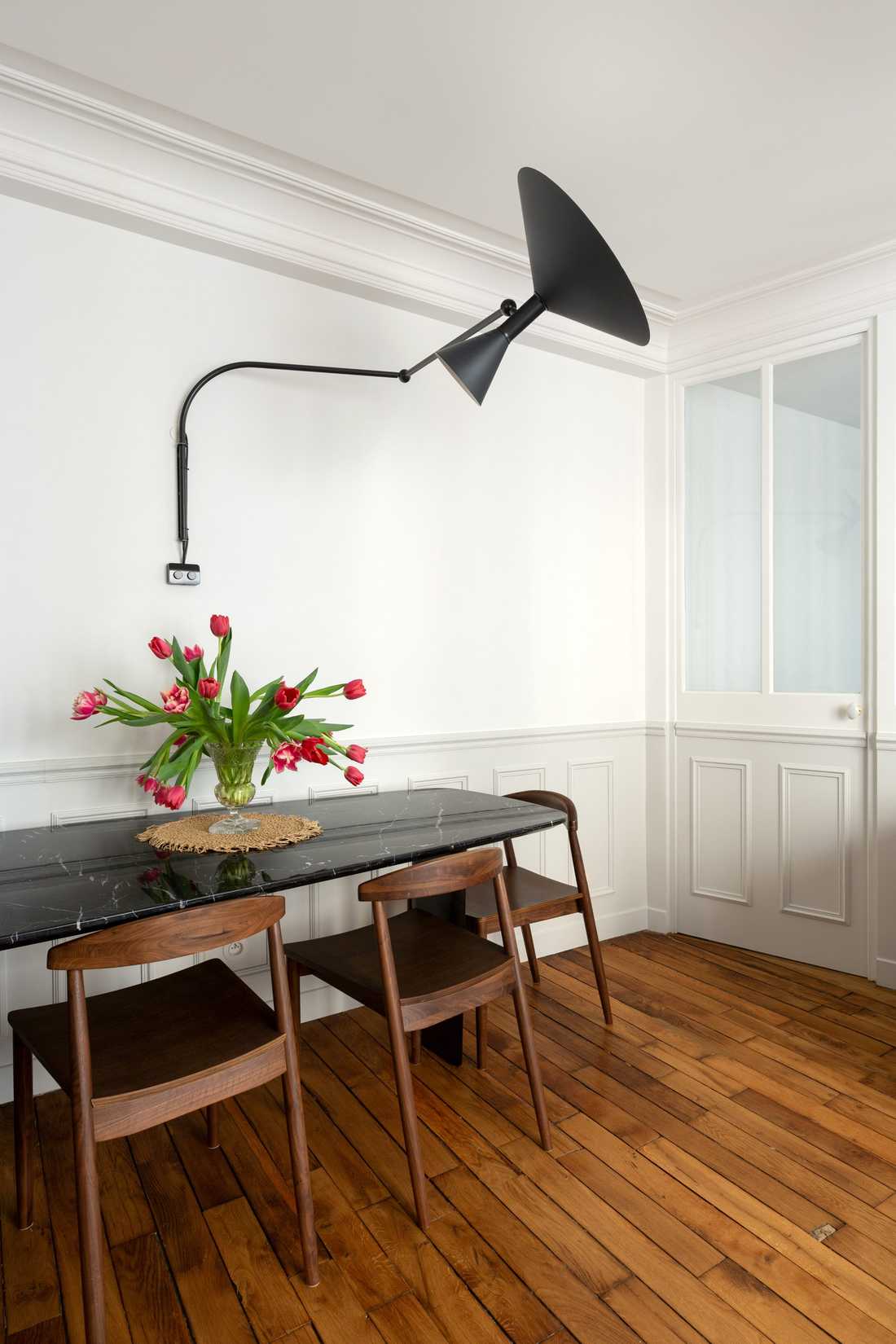 Salle à manger d'un appartement haussmannien rénové par un architecte d'intérieur à Paris 5