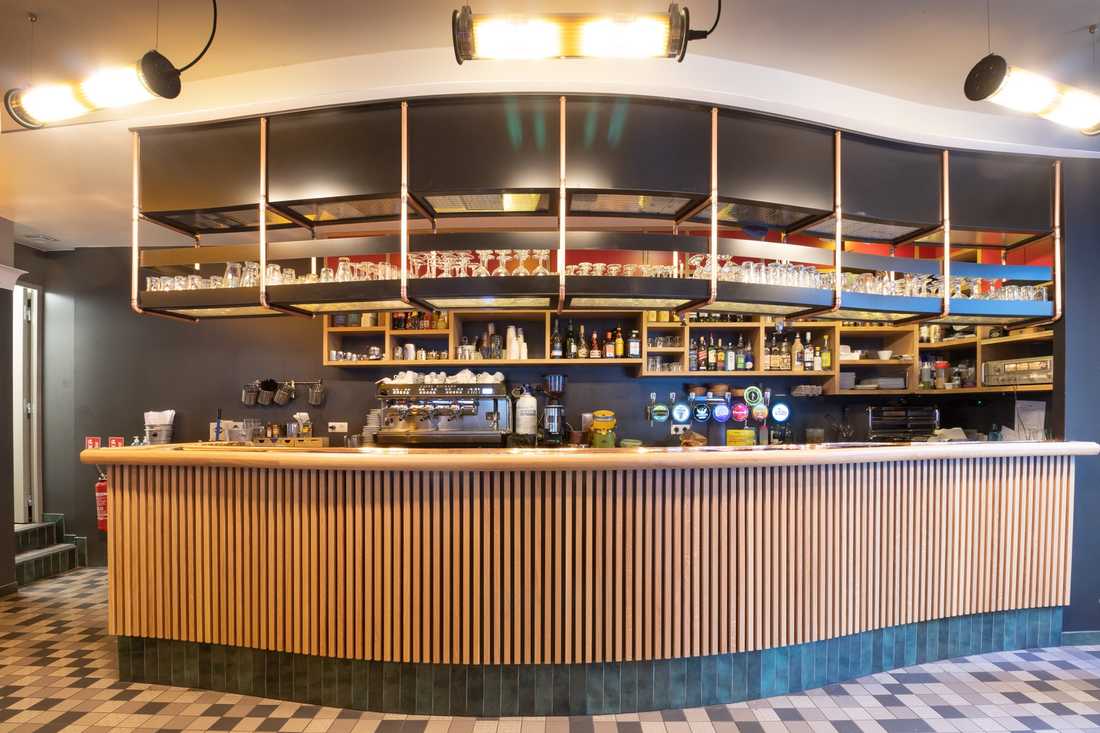 Rénovation intérieure d'un café type bistrot - le bar en forme de vague