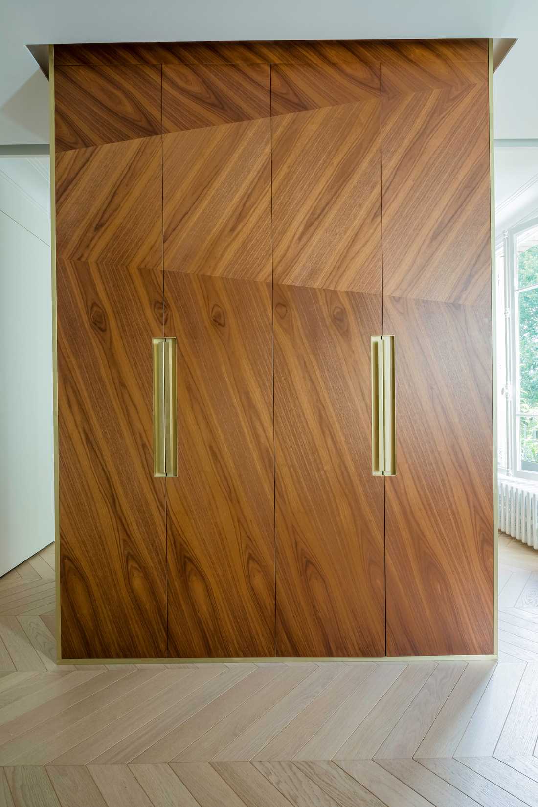 Agencement sur mesure en noyer dans un appartement à Neuilly-sur-Seine